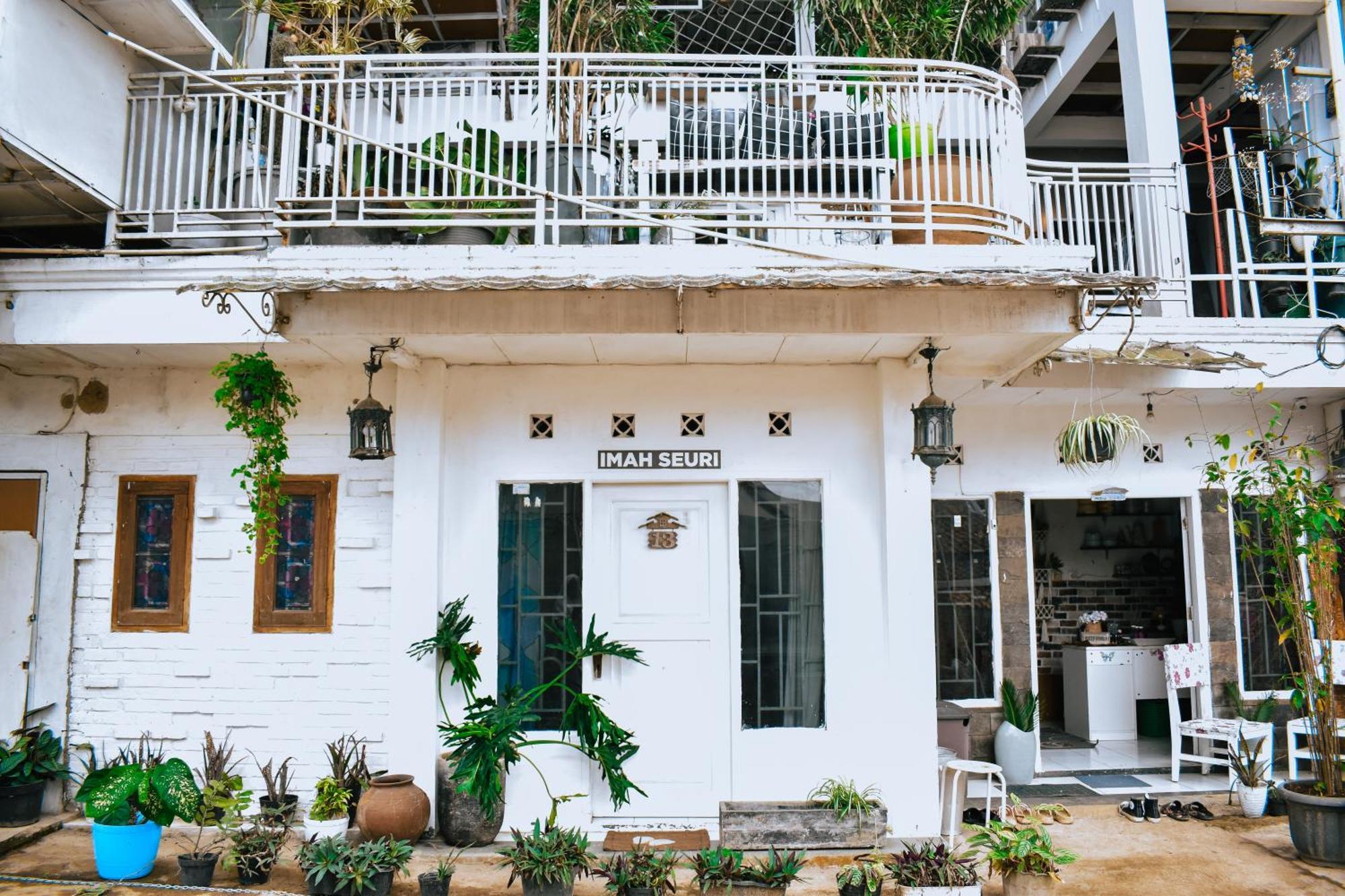 Imah Seuri By Kaya Rooms Tutugan Exterior photo